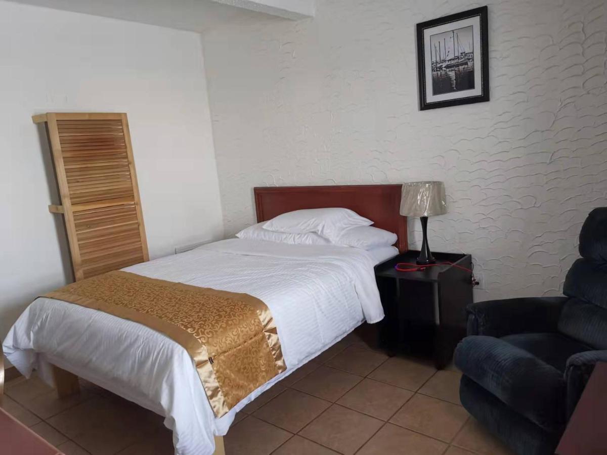 Dundurn Motel Екстер'єр фото